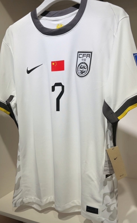 白色战袍！中国队将身穿新款白色球衣出战韩国