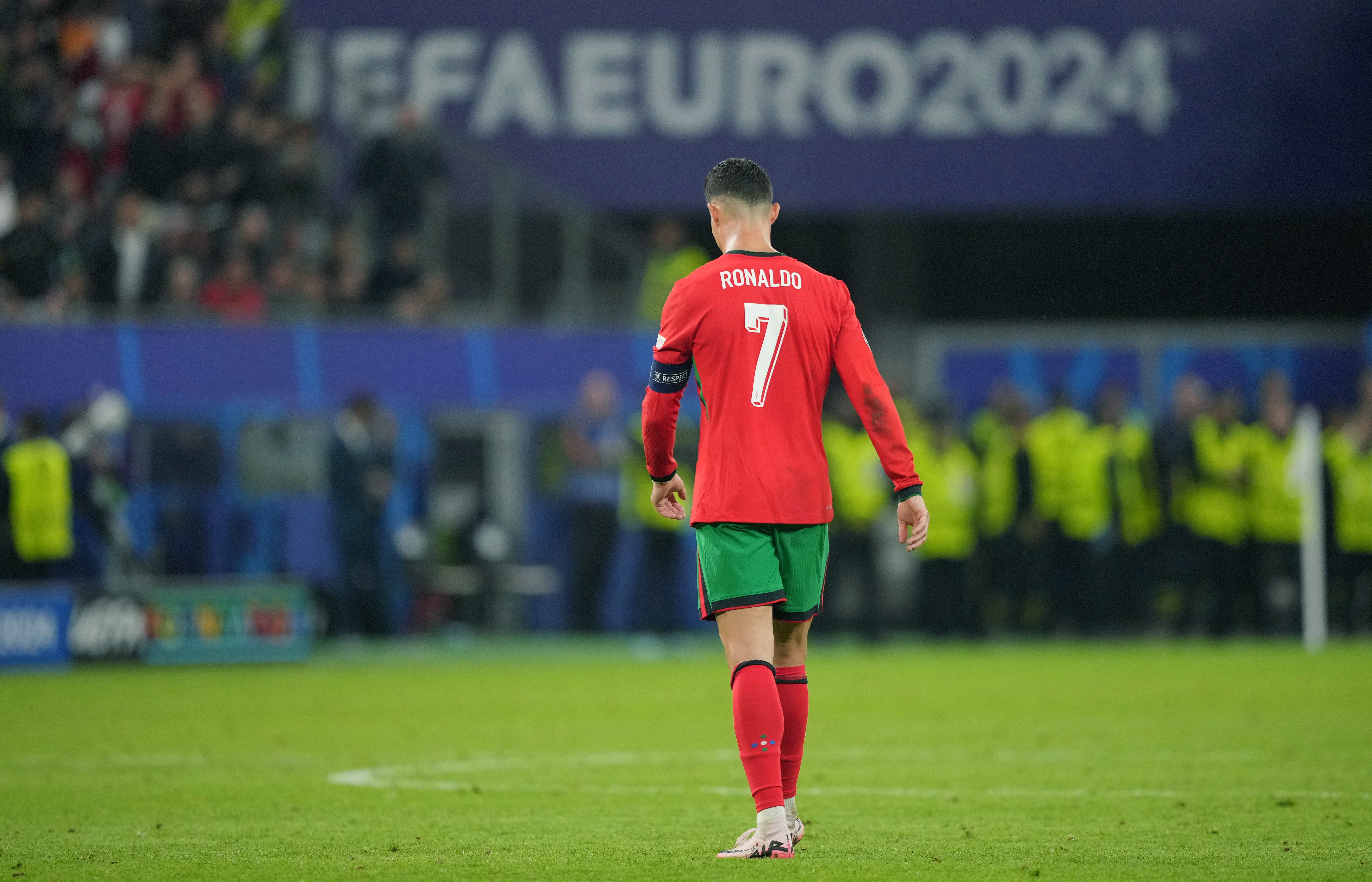 评论员：C罗毁了葡萄牙的比赛，他上场时球队就像10人作战